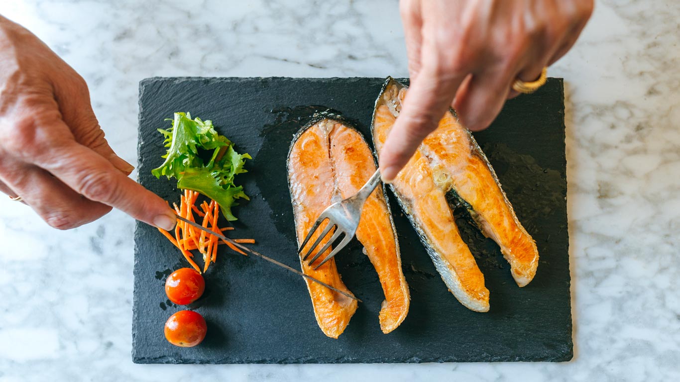 El salmón rico en omega-3 es una opción para una parrillada cardiosaludable